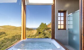 A hot tub with a scenic view of hills and trees. - Cabana espetacular região serrana VST008 (Anitápolis)