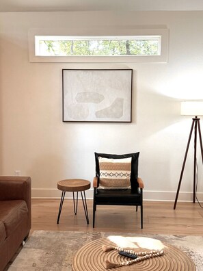 Smart TV, caminetto, libri