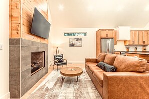 Smart TV, lareira, livros