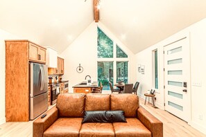 Smart TV, caminetto, libri