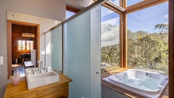 Basic Chalet | Bathroom | Bathtub