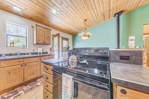 Kühlschrank, Mikrowelle, Herdplatte, Geschirrspüler