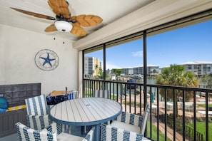 Condo, 1 cama King size y sofá cama (Estero Island Yacht & Racquet 320) | Restaurante al aire libre