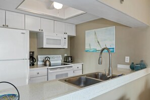 公寓式客房, 1 张特大床和 1 张沙发床 (Estero Island Yacht & Racquet 320) | 私人厨房