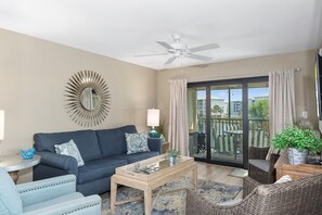 公寓式客房, 1 张特大床和 1 张沙发床 (Estero Island Yacht & Racquet 320) | 起居区