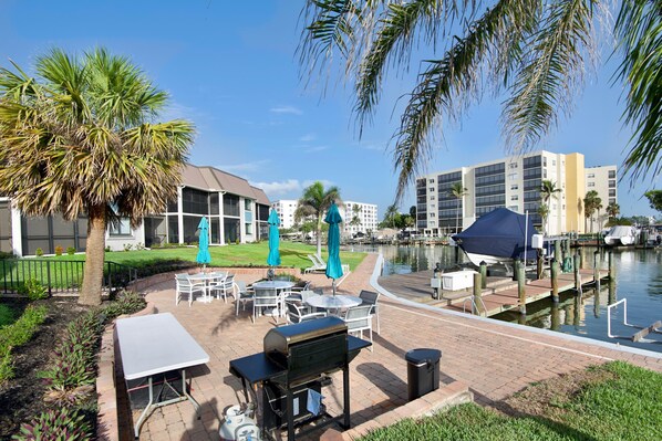 Apartment, 1 King-Bett und Schlafsofa (Estero Island Yacht & Racquet 320) | Speisen im Freien