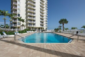 Appart'hôtel, 1 très grand lit et 1 canapé-lit (Estero Beach & Tennis 1001-A) | Piscine