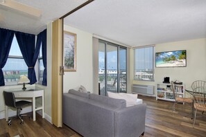 公寓客房, 1 張特大雙人床和 1 張  沙發床 (Estero Beach & Tennis 1001-A) | 起居區