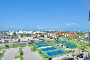 Appartamento, 1 letto king con divano letto (Estero Beach & Tennis 1001-A) | Campo sportivo