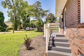 Property grounds - 4 Mi to Hampton Coliseum: Home w/ Yard! (Newport News)