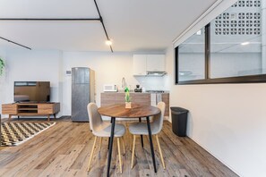 Microondas, cafetera o tetera, tostadora y utensilios de cocina