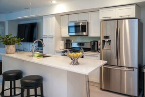 Fridge, microwave, stovetop, dishwasher