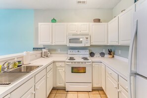 Refrigerador, microondas, placa de cocina, lavavajillas