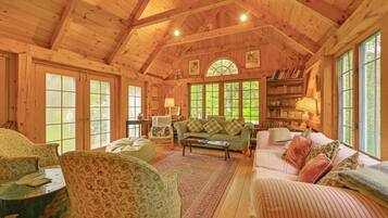 Télévision, cheminée, livres