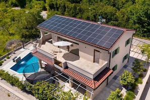 Exterior - Villa Divina – Coastal Villa with Heated Pool and EV Charging Station (Milohnići (Krk))