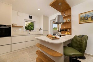 Fridge, oven, stovetop, dishwasher