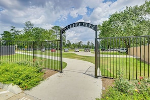 Property grounds - 9 Mi to Old Town Spring: Suburban Stay in Houston! (Houston)