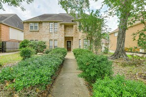 Exterior - 9 Mi to Old Town Spring: Suburban Stay in Houston! (Houston)
