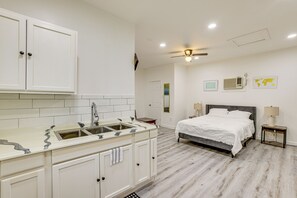 Desk, internet, bed sheets - 9 Mi to Old Town Spring: Suburban Stay in Houston! (Houston)
