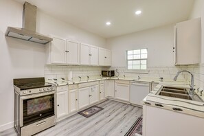 Fridge, microwave, stovetop, dishwasher - 9 Mi to Old Town Spring: Suburban Stay in Houston! (Houston)