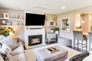 TV, fireplace, DVD player, books - 7 Mi to Vancouver Waterfront: Sleek Home w/ Yard! (Vancouver)