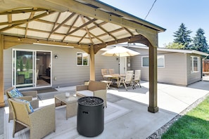 Outdoor dining - 7 Mi to Vancouver Waterfront: Sleek Home w/ Yard! (Vancouver)