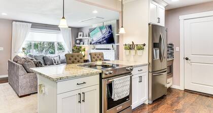 7 Mi to Vancouver Waterfront: Sleek Home w/ Yard!
