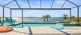 Scenic Waterfront Views, Family Pool Retreat, Games !3min Tampa Bay Boat Launch!