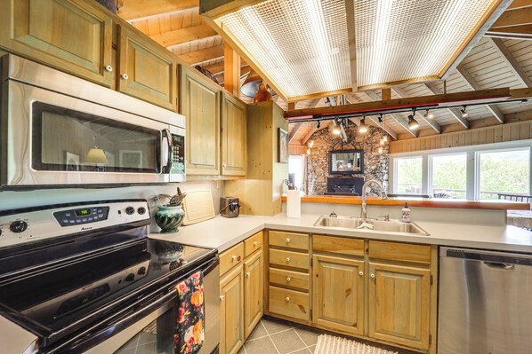 Fridge, microwave, stovetop, dishwasher