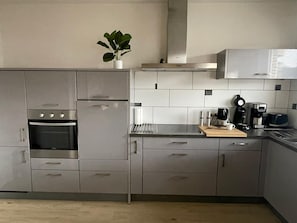 Mikrobølgeovn, ovn, kokeplater og oppvaskmaskin