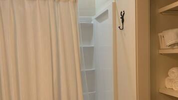 Séchoir à cheveux, serviettes fournies, savon, shampooing