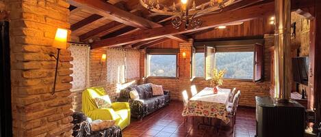 Una Smart TV, una chimenea