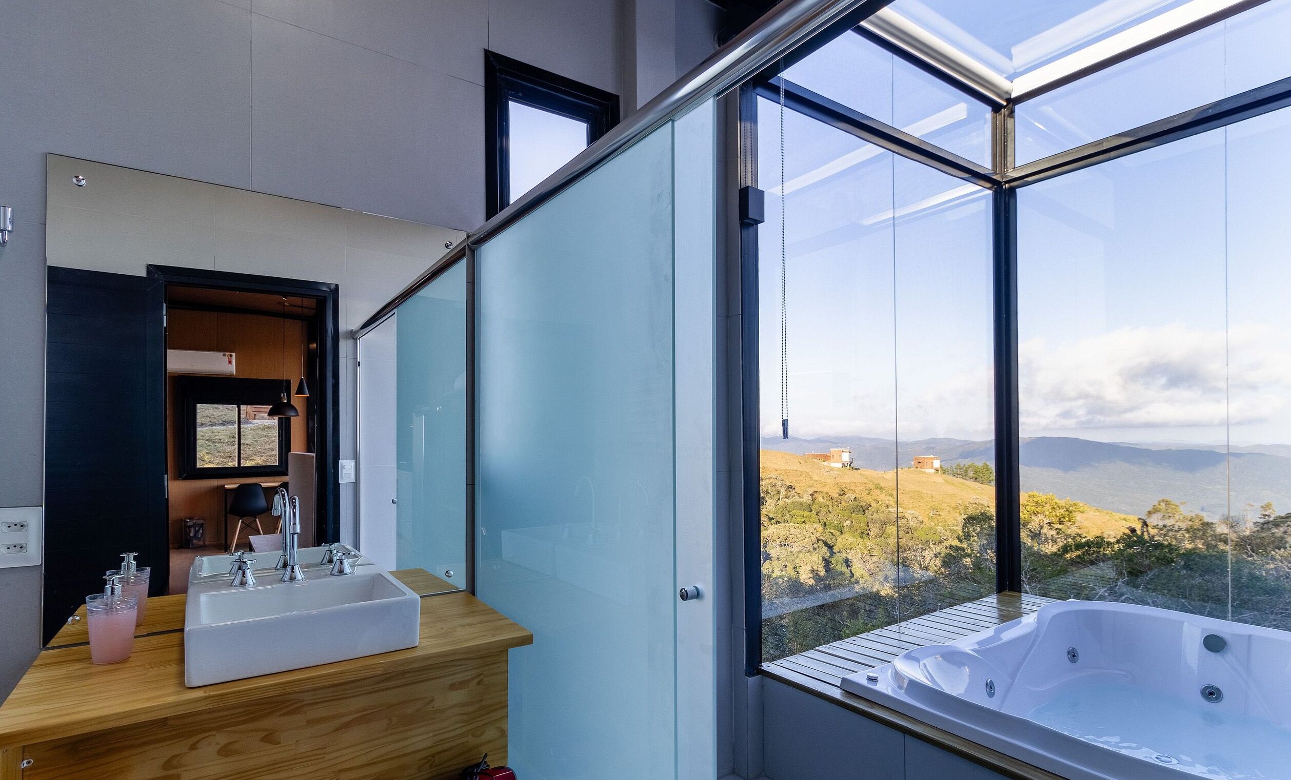 Basic Chalet | Bathroom | Separate bathtub and shower