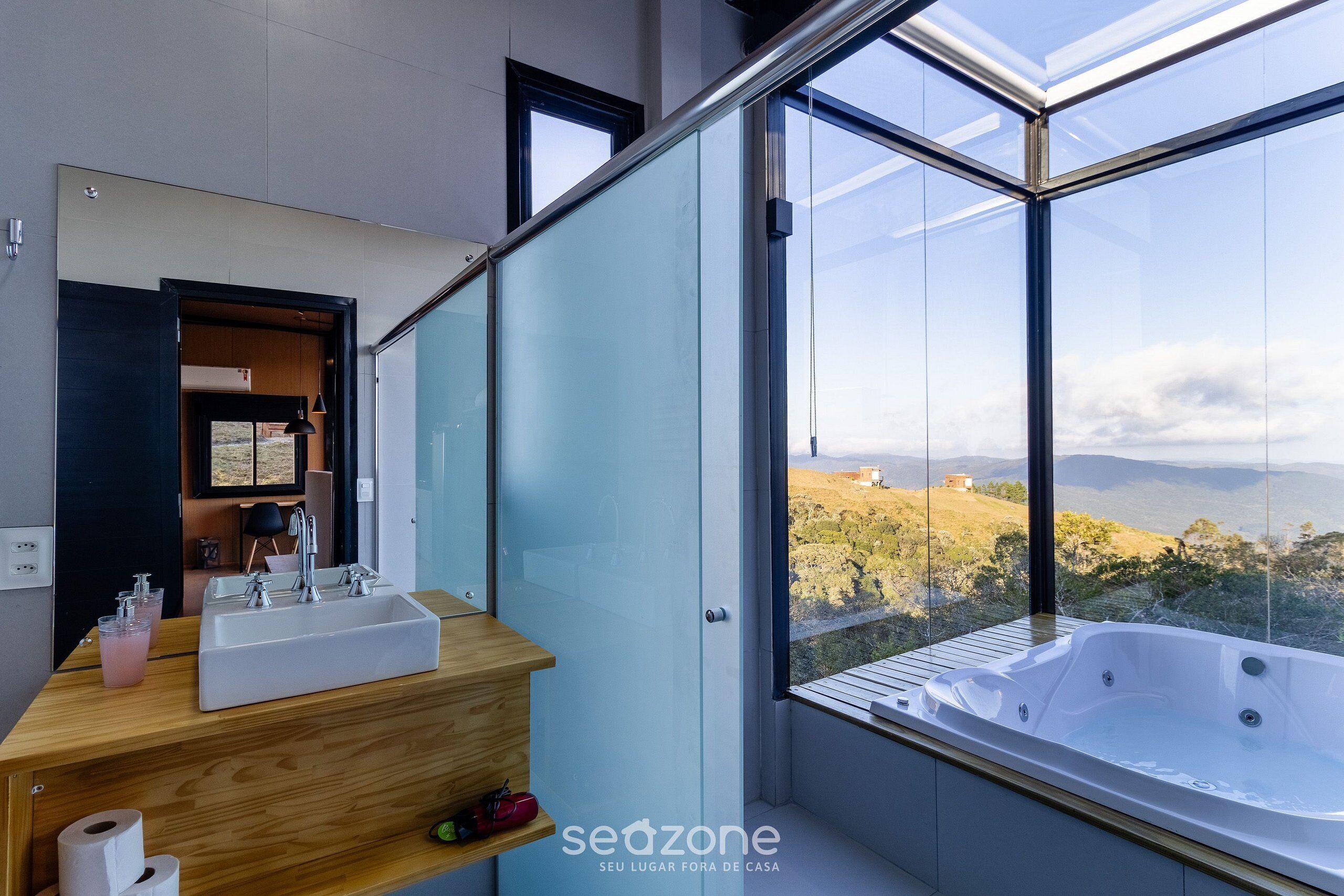 Basic Chalet | Bathroom | Separate bathtub and shower