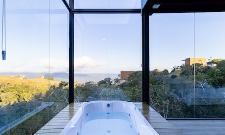 Basic Chalet | Interior. Cabana jacuzzi e vista montanhas VST031