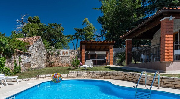 Piscina all'aperto, una piscina riscaldata