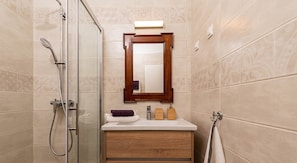 Douche, sĂšche-cheveux, serviettes fournies, savon