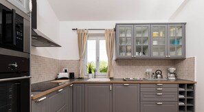 Kühlschrank, Mikrowelle, Ofen, Herdplatte