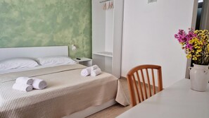 1 camera, una scrivania, Wi-Fi, lenzuola