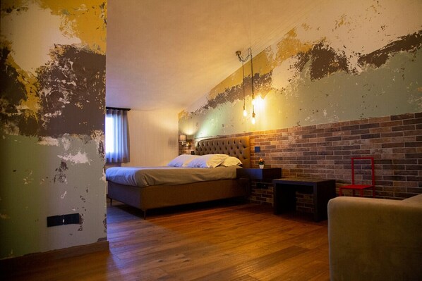 1 bedroom, desk, WiFi, bed sheets