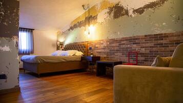 1 bedroom, desk, WiFi, bed sheets