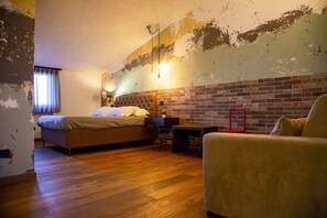 1 bedroom, desk, WiFi, bed sheets