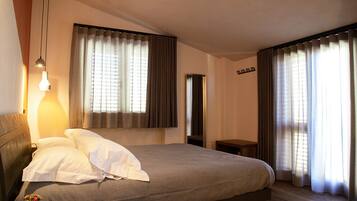 1 camera, una scrivania, Wi-Fi, lenzuola