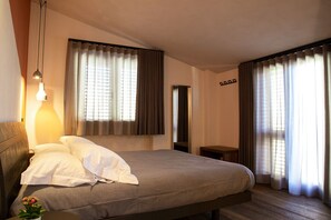 1 bedroom, desk, WiFi, bed sheets