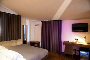 1 bedroom, desk, WiFi, bed sheets