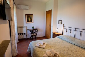 1 bedroom, desk, WiFi, bed sheets