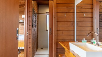 Basic Chalet | Bathroom | Separate tub and shower