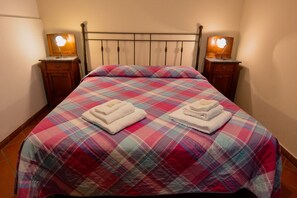 2 bedrooms, desk, WiFi, bed sheets