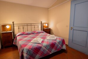 2 bedrooms, desk, WiFi, bed sheets