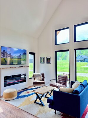 Smart TV, fireplace, books - River's Edge - Sandy BEACH on the Red River, Hot Tub, Mountain VIEWS, RRGorge (Stanton)